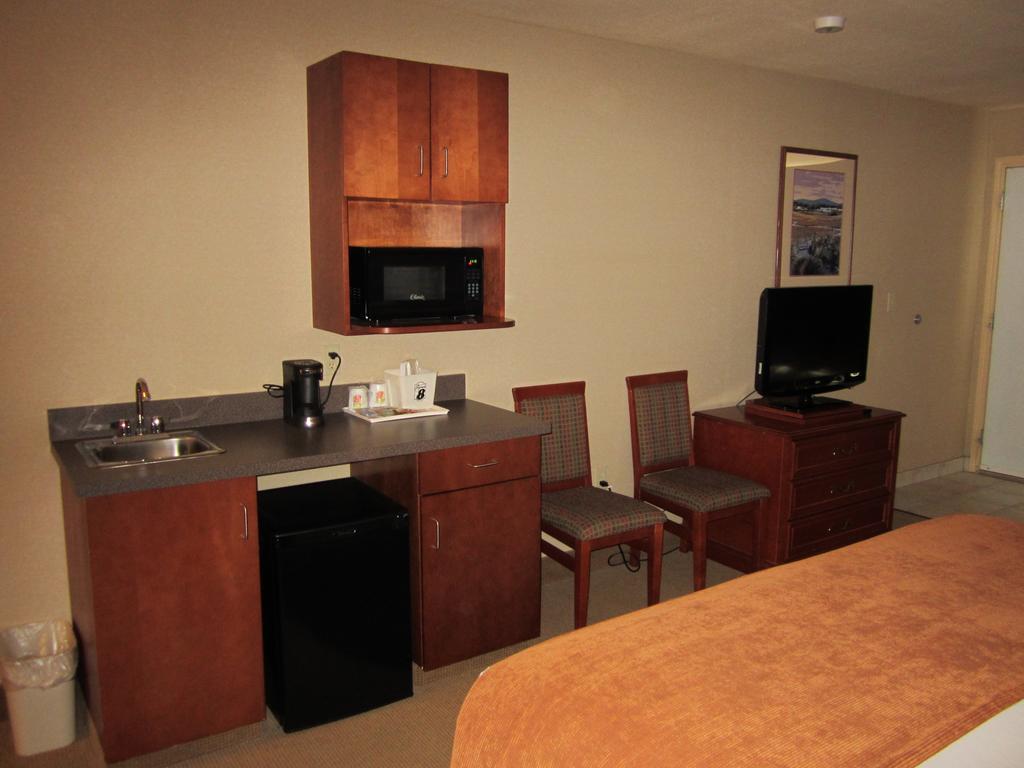Super 8 By Wyndham Fort Nelson Bc Екстериор снимка