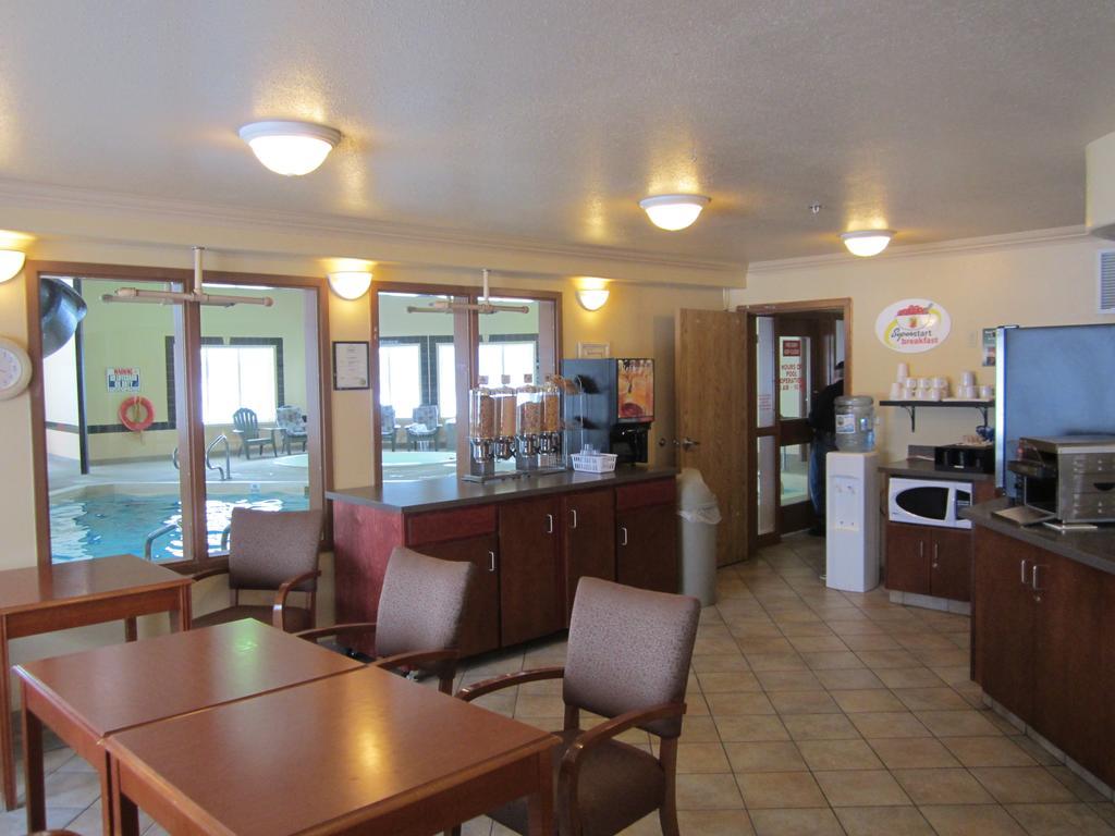 Super 8 By Wyndham Fort Nelson Bc Екстериор снимка