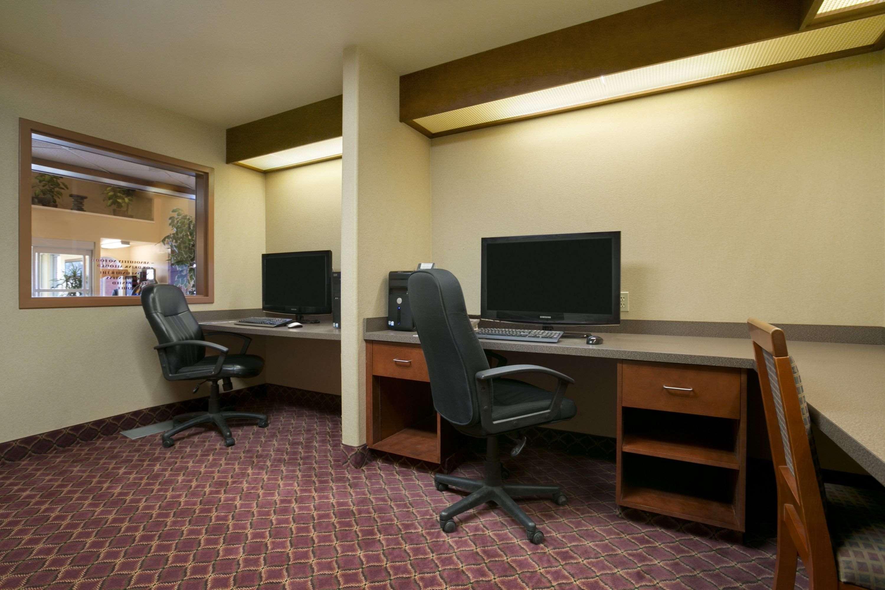Super 8 By Wyndham Fort Nelson Bc Екстериор снимка