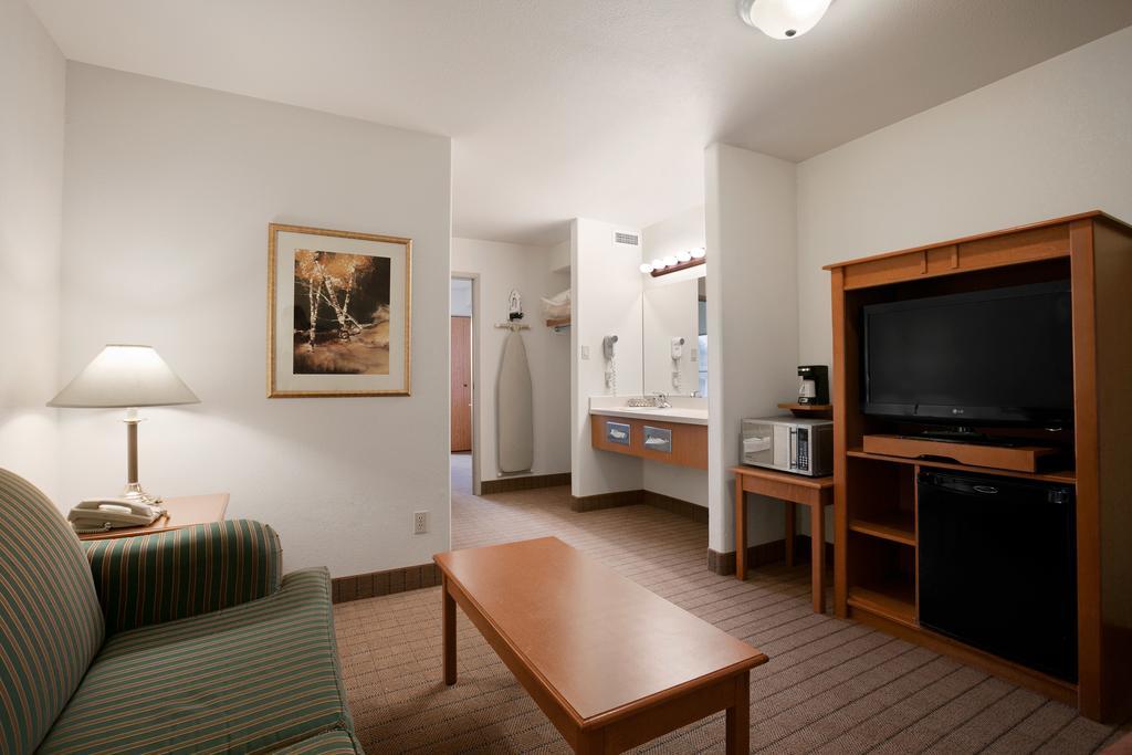 Super 8 By Wyndham Fort Nelson Bc Екстериор снимка