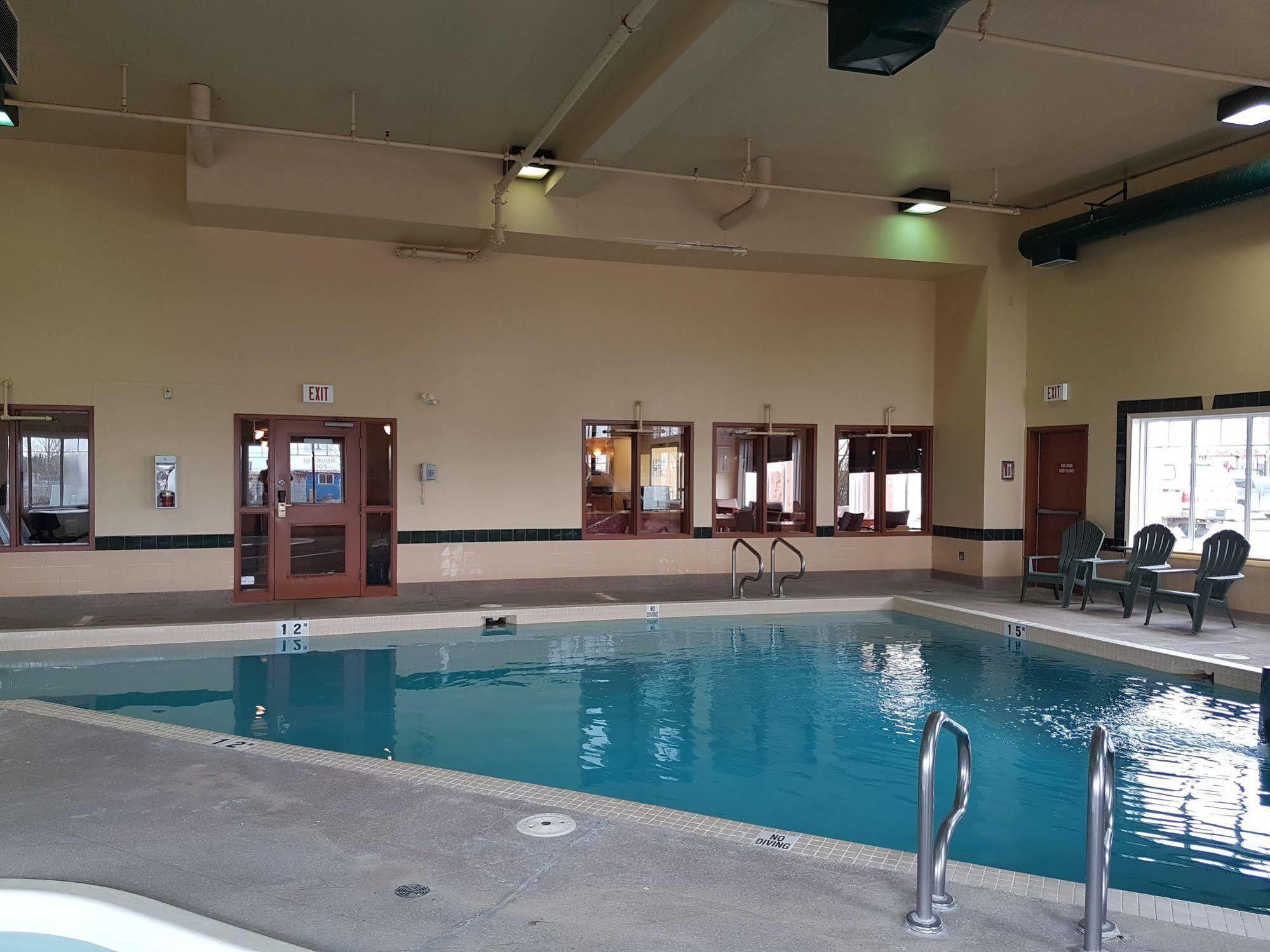 Super 8 By Wyndham Fort Nelson Bc Екстериор снимка